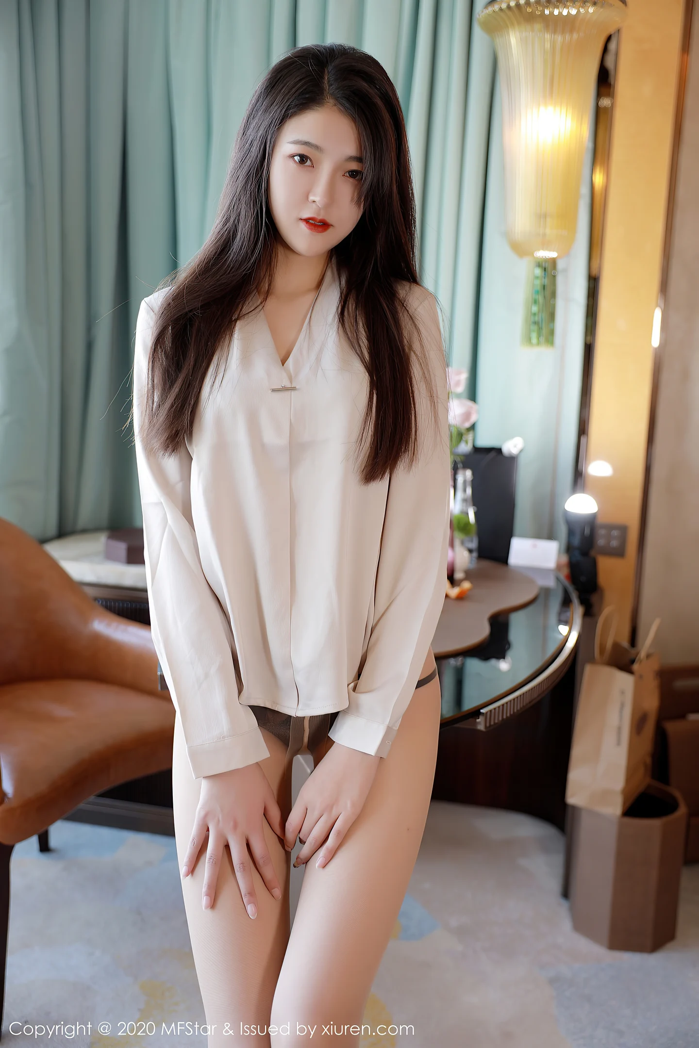 [MFStar模范学院]Vol.418_嫩模Laura苏雨彤职场秘书OL主题黑短裙配肉丝裤袜诱惑写真41P-秀人网 - XiuRen.Pro